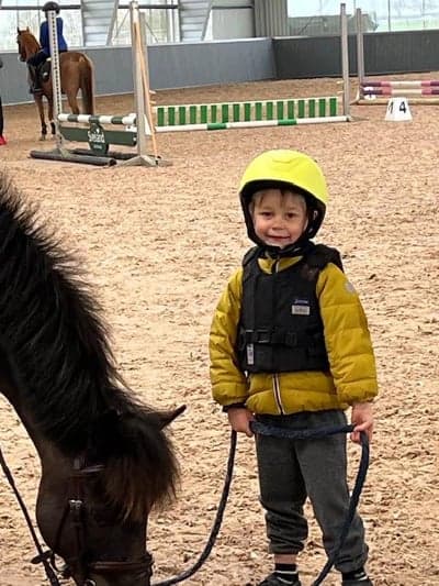 Florian testar sin nya hjälm med Cookie 